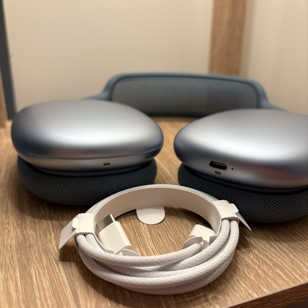 Apple AirPods Max - Blue - Picture 7 of 11